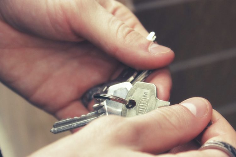 Detenido en Sevilla por más de 50 estafas en el alquiler de pisos para vacaciones a través de internet