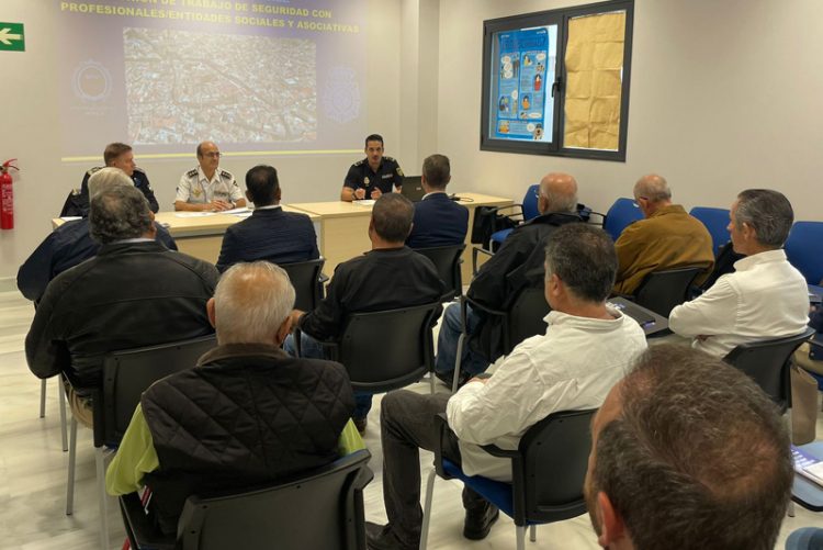 Encuentro de trabajo entre Policía Nacional y entidades asociativas y profesionales de la ciudad