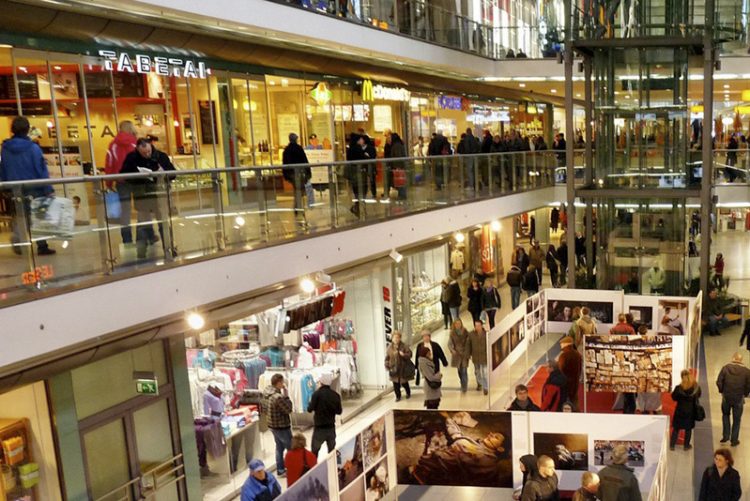 Según una encuesta de FACUA, 8 de cada 10 consumidores creen que la gran mayoría de comercios falsean descuentos en las rebajas