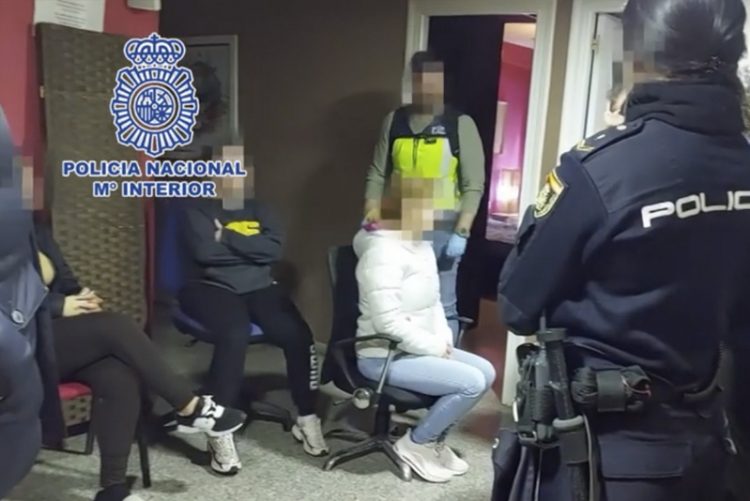 Detenida una pareja que creó una red de agencias de modelos para explotar sexualmente a más de 120 mujeres