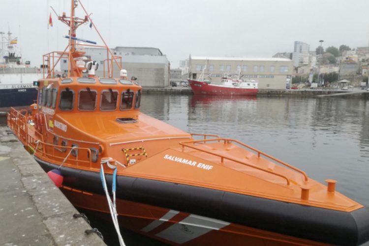 Rescate en Barbate: Cuatro tripulantes de un velero son salvados tras un inusual ataque de orcas