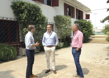 Encuentro entre Ayuntamiento y Club Nazaret para establecer líneas de colaboración en deporte base y organización de campeonatos