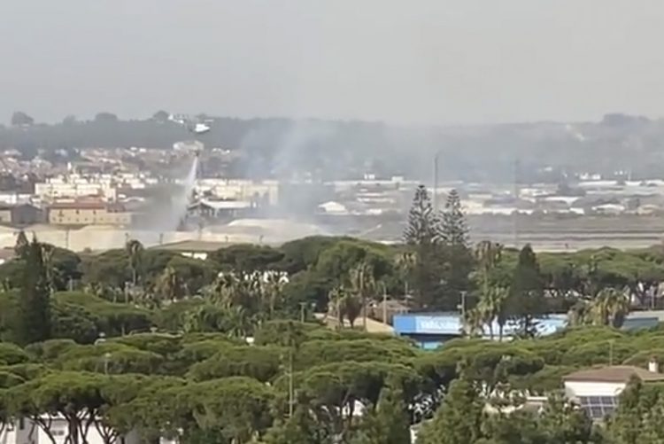 Nuevo incendio en El Puerto de Santa María obliga a suspender temporalmente el servicio de Cercanías y moviliza a efectivos de Bomberos e Infoca