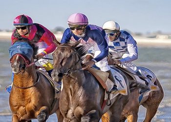 Comienzan las carreras de caballos en la playa de Sanlúcar