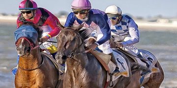 Comienzan las carreras de caballos en la playa de Sanlúcar