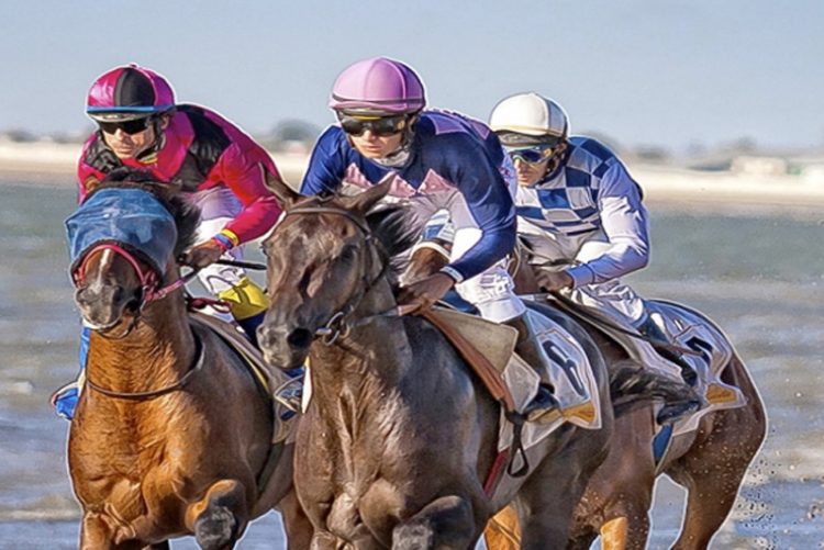 Comienzan las carreras de caballos en la playa de Sanlúcar