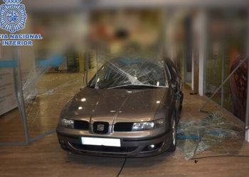 Detenido y enviado a prisión por empotrar un vehículo contra un establecimiento en un centro comercial