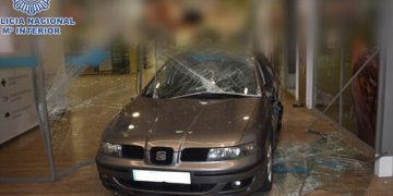 Detenido y enviado a prisión por empotrar un vehículo contra un establecimiento en un centro comercial
