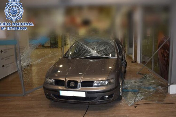 Detenido y enviado a prisión por empotrar un vehículo contra un establecimiento en un centro comercial