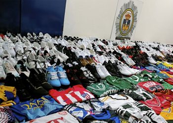 La Policía Local de El Puerto de Santa María interviene más de medio millar de productos falsificados en el paseo de Valdelagrana