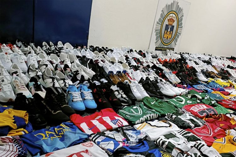 La Policía Local de El Puerto de Santa María interviene más de medio millar de productos falsificados en el paseo de Valdelagrana