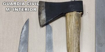 Detenido en Barbate un hombre armado con un hacha y tres cuchillos por amenazar y perseguir a un vecino