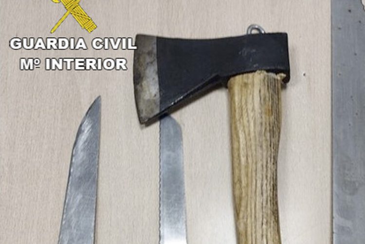 Detenido en Barbate un hombre armado con un hacha y tres cuchillos por amenazar y perseguir a un vecino