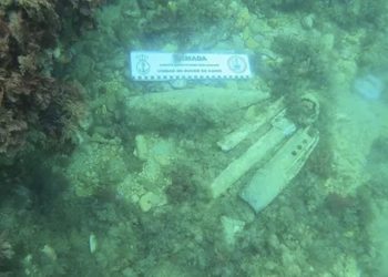 Un equipo de desactivación de explosivos de la armada neutraliza artefactos submarinos cerca de la costa de Melilla