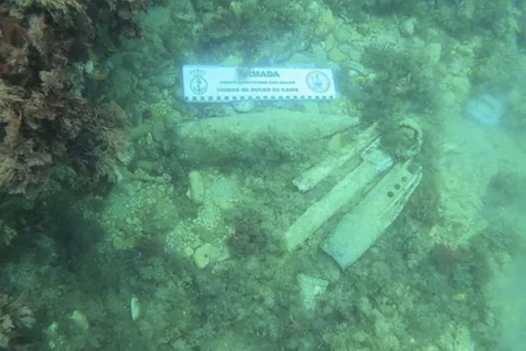 Un equipo de desactivación de explosivos de la armada neutraliza artefactos submarinos cerca de la costa de Melilla