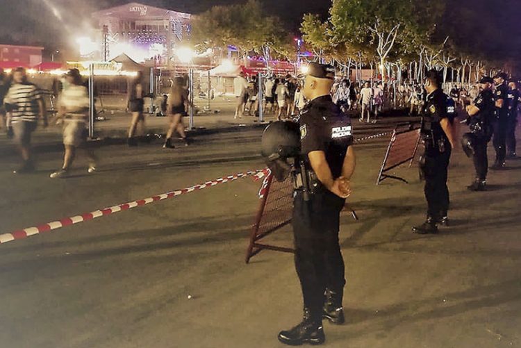 El Puerto se manifiesta contra el “turismo de borrachera” y los pisos turísticos