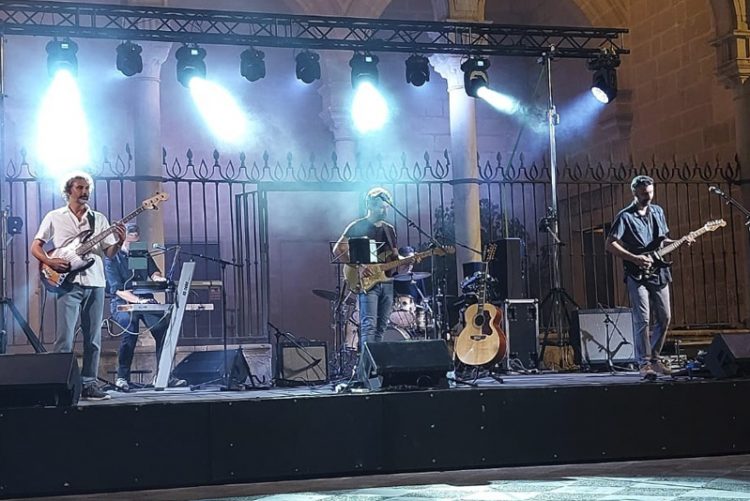 Un viaje hipnotizante a través del tiempo: Being Floyd hace revivir la magia de Pink Floyd en la Plaza de la Asunción