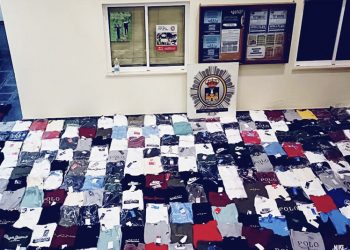 La Policía Local de El Puerto vuelve a decomisar mercancía falsificada en el paseo marítimo de Valdelagrana