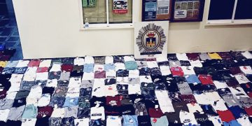 La Policía Local de El Puerto vuelve a decomisar mercancía falsificada en el paseo marítimo de Valdelagrana