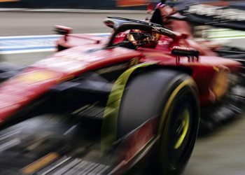 Carlos Sainz logra la pole en el Gran Premio de Singapur de F1, Red Bull se atraganta y queda fuera de la Q3