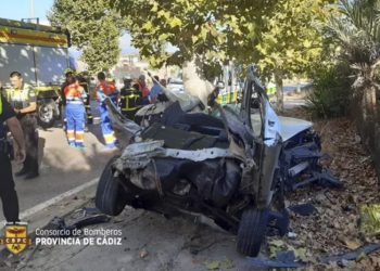 Fallecen dos personas al chocar su turismo contra un árbol en Algeciras