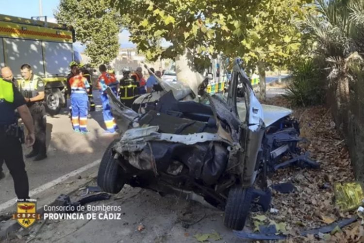 Fallecen dos personas al chocar su turismo contra un árbol en Algeciras